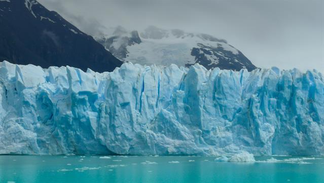 Der Perito Moreno Gletscher im patagonischen Teil Argentiniens, ist umgeben von hohen Bergen und einer wilden Landschaft.